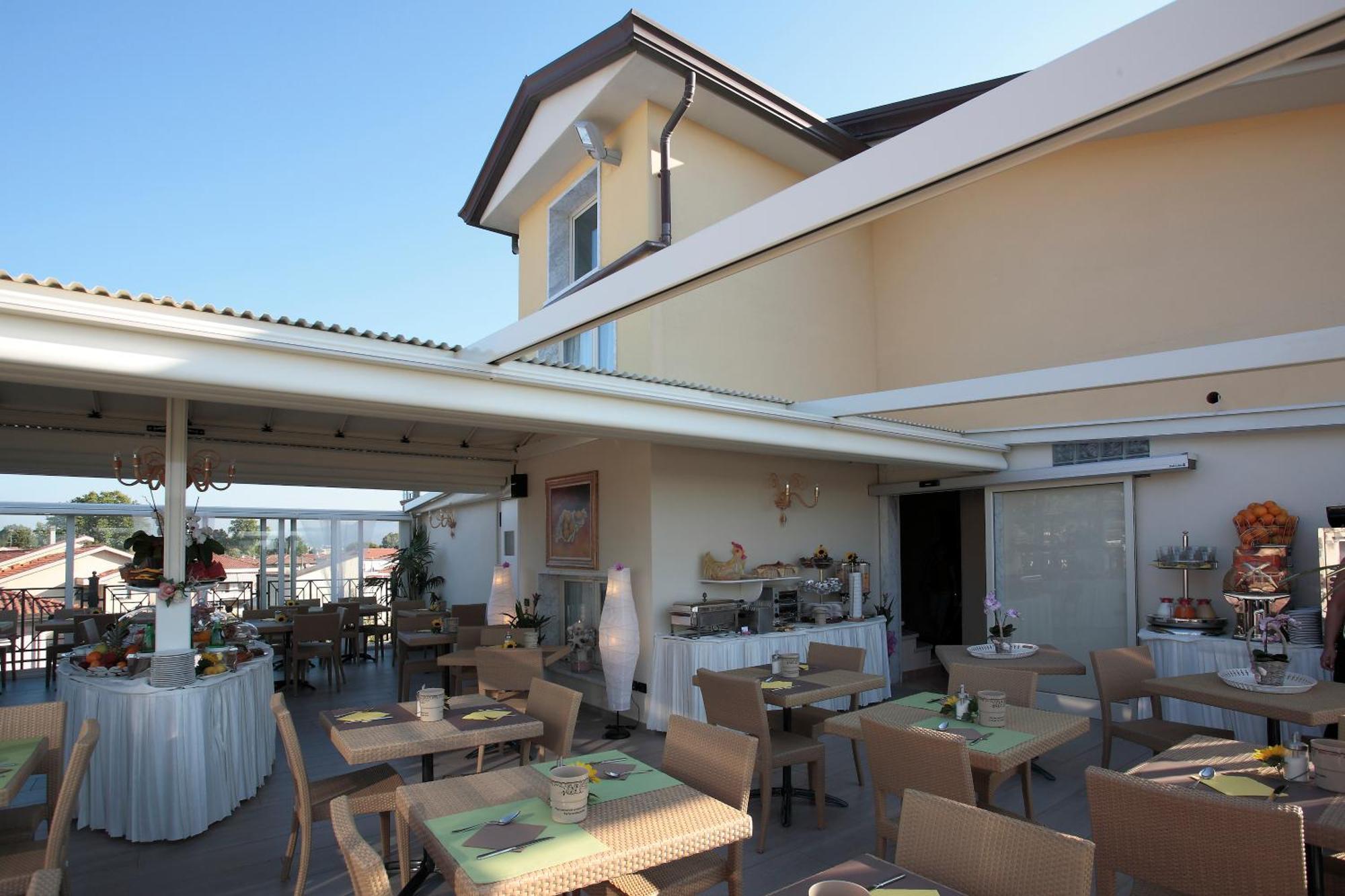 Hotel Luna Marina di Massa Exterior photo