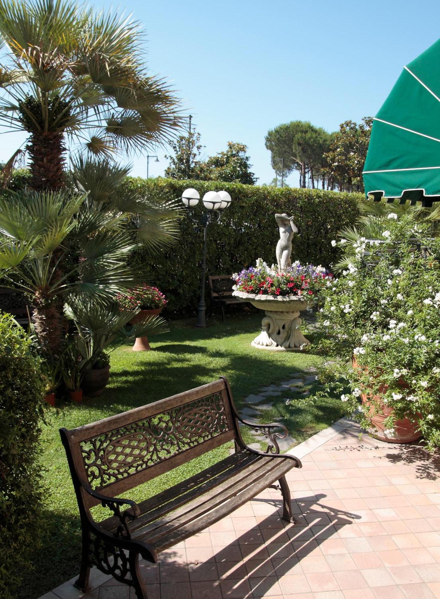 Hotel Luna Marina di Massa Exterior photo